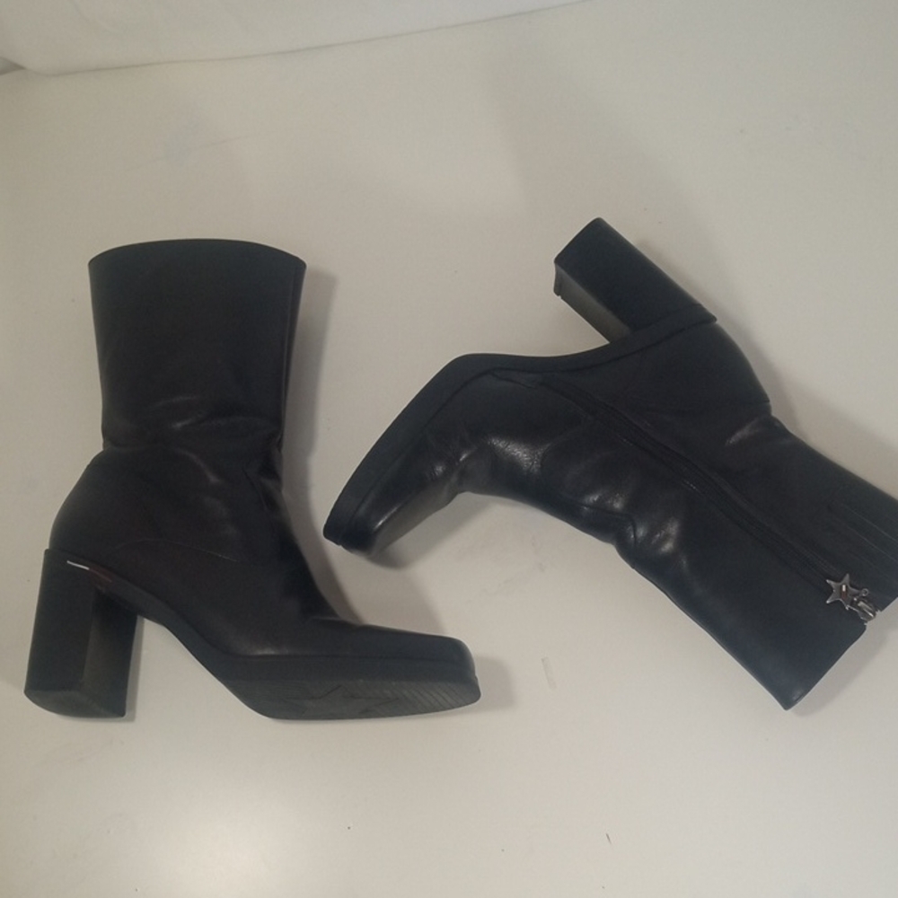 Tommy Hilfiger Black Heeled Zip-Up Boots with Red Lining - Picture 6 of 15